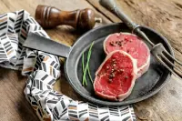 Bardowanie mięsa krok po kroku – prosty sposób na to, by było idealnie upieczone