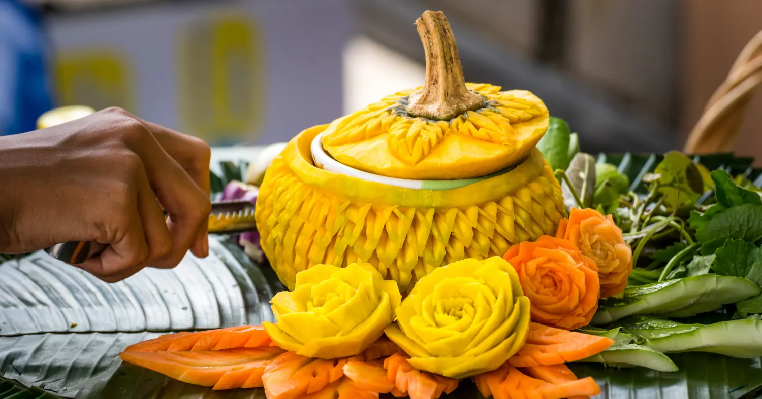 Carving – co to jest? Poznaj sekrety precyzyjnego rzeźbienia i zdobienia potraw