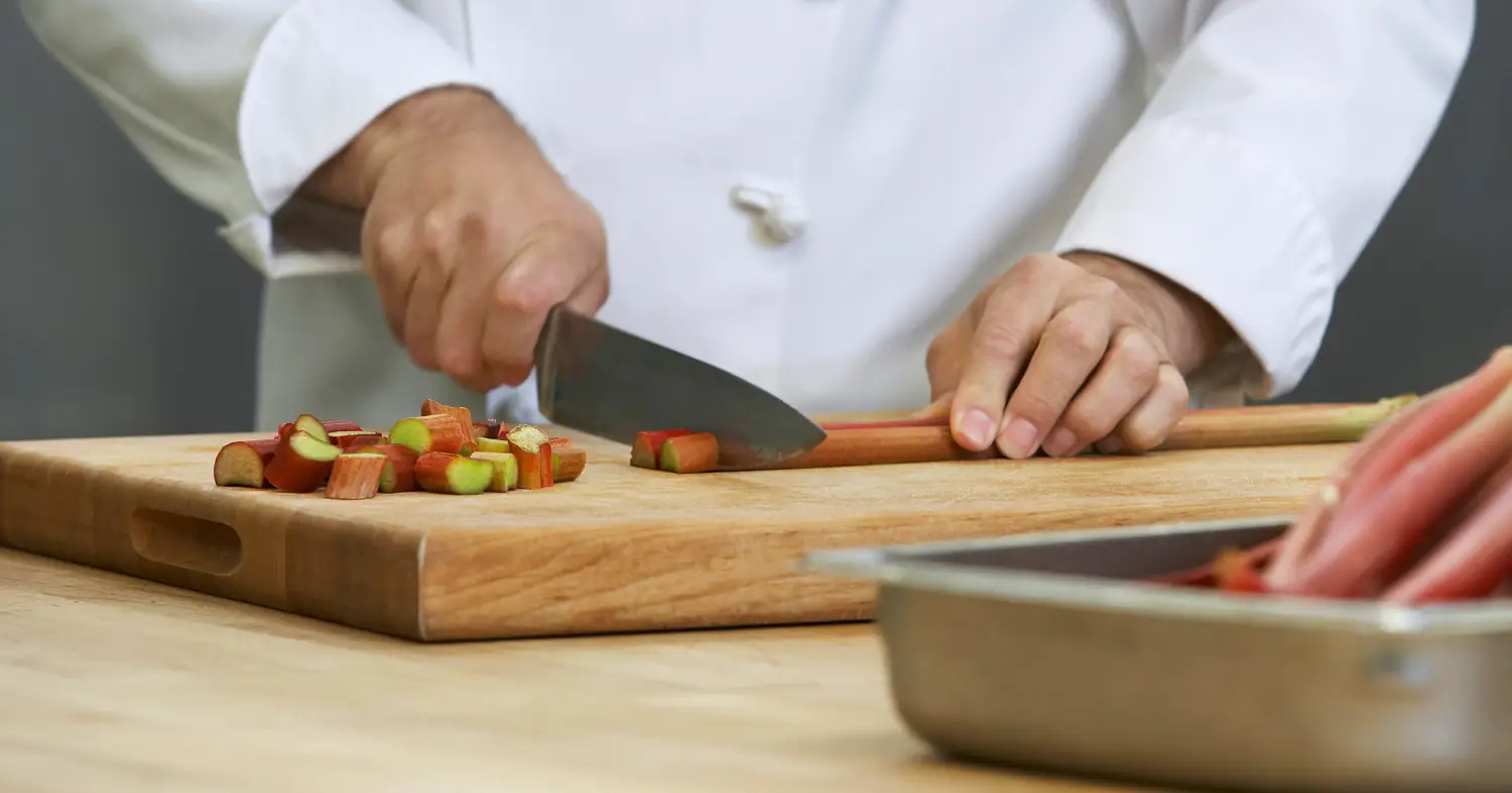 Co zrobić z rabarbarem w kuchni? Profesjonalne sposoby na wykorzystanie w Twoim menu