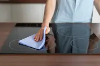 Jak wyczyścić kuchenkę indukcyjną, żeby wyglądała jak nowa? 7 sprawdzonych sposobów