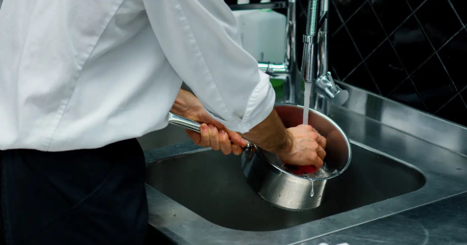 Jak wyczyścić przypalony garnek w gastronomii? Sprawdzone metody