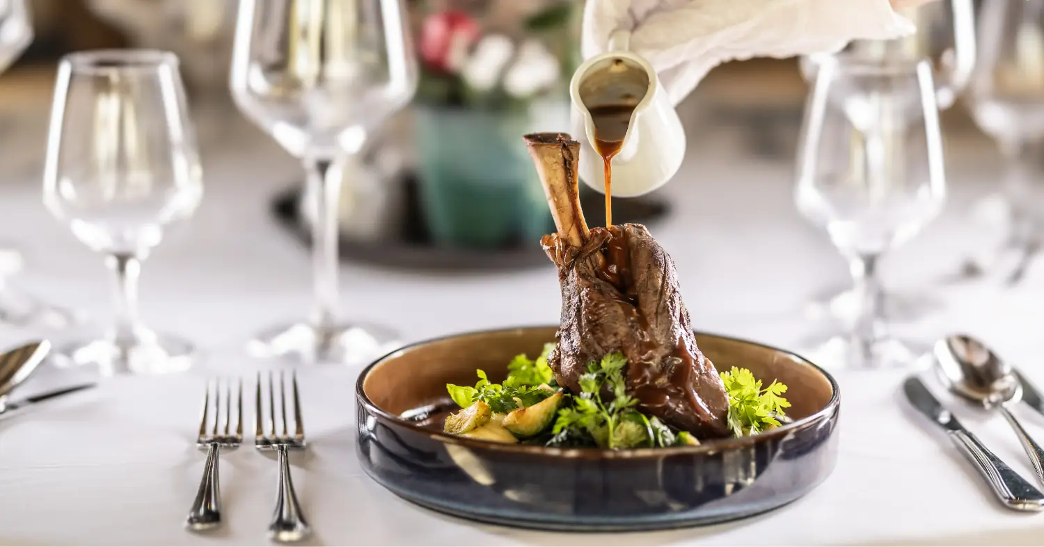 Jus – czym jest i dlaczego robi taką różnicę w smaku dań?