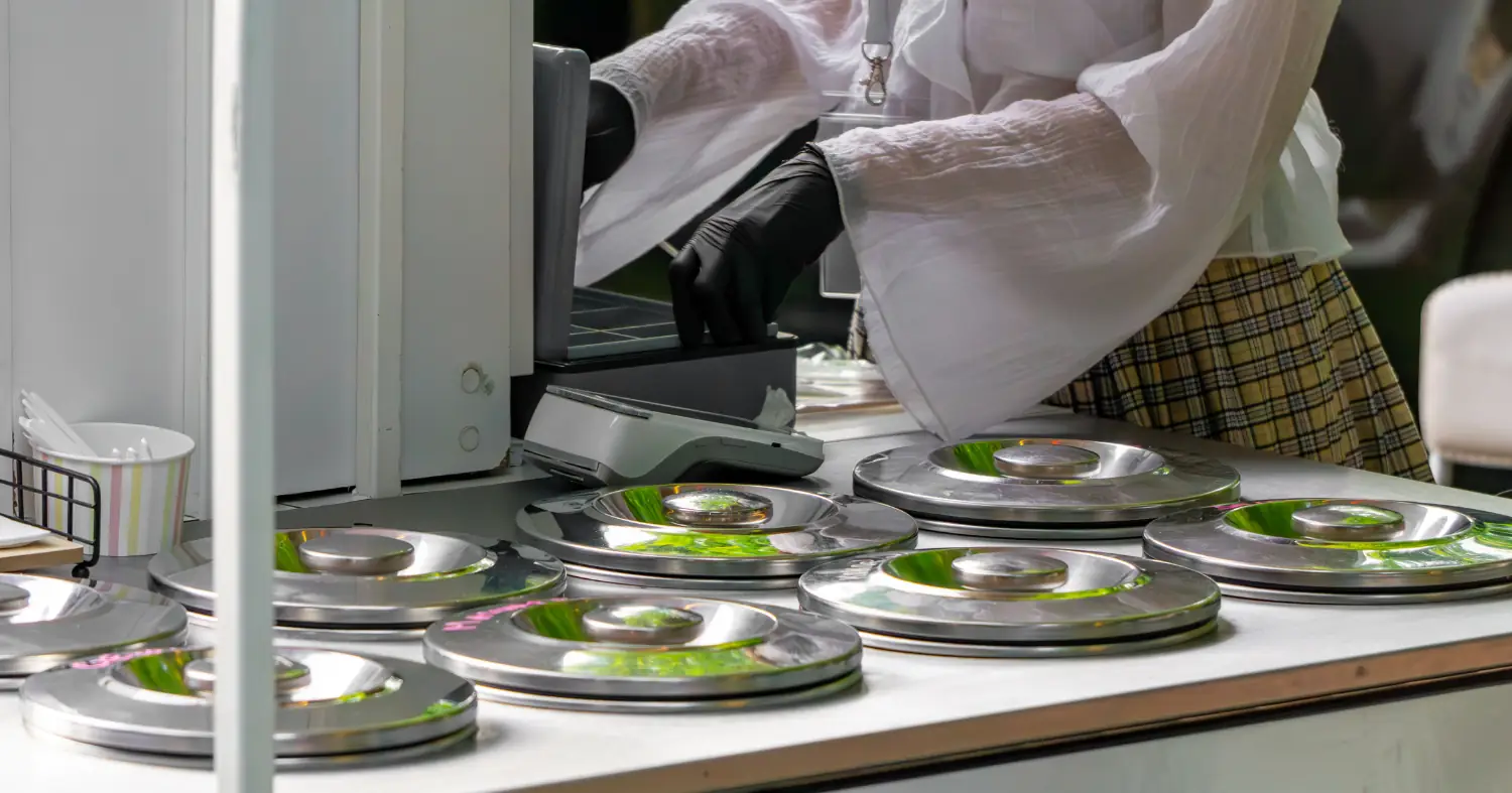 Jak wybrać kuwetę do lodów do lodziarni? Poznaj najważniejsze parametry i standardy