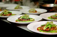 Menu sezonowe – jak wykorzystać lokalne produkty i zoptymalizować koszty?