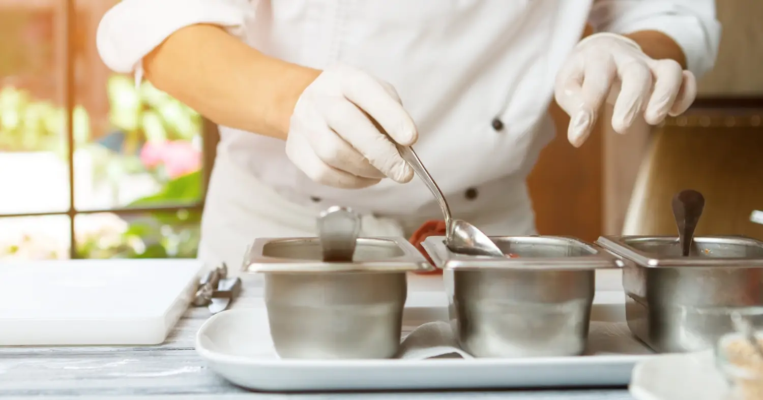 Jak wykorzystać pojemnik gastronomiczny w pracy z żywnością?