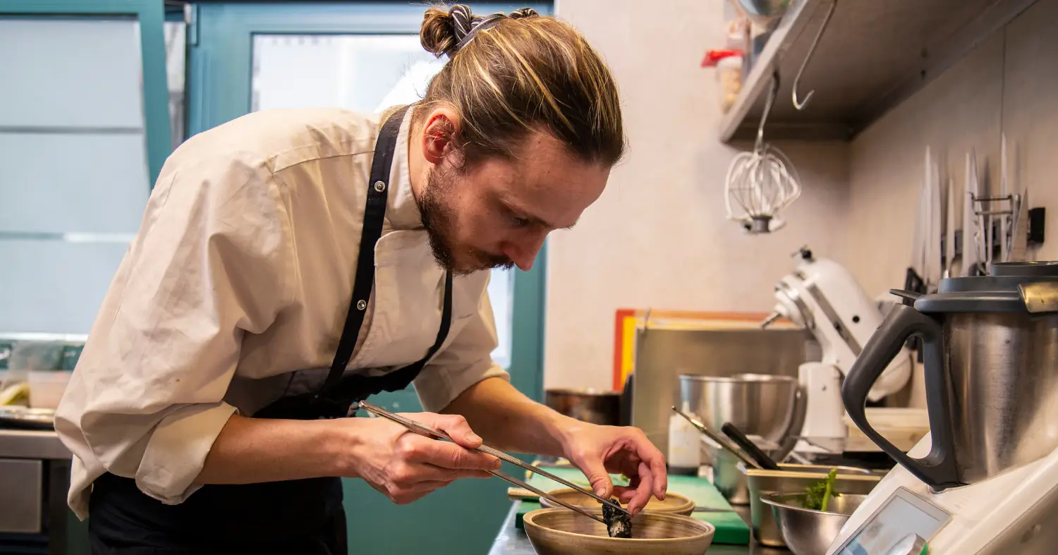 Jak wygląda praca szefa kuchni od zaplecza?