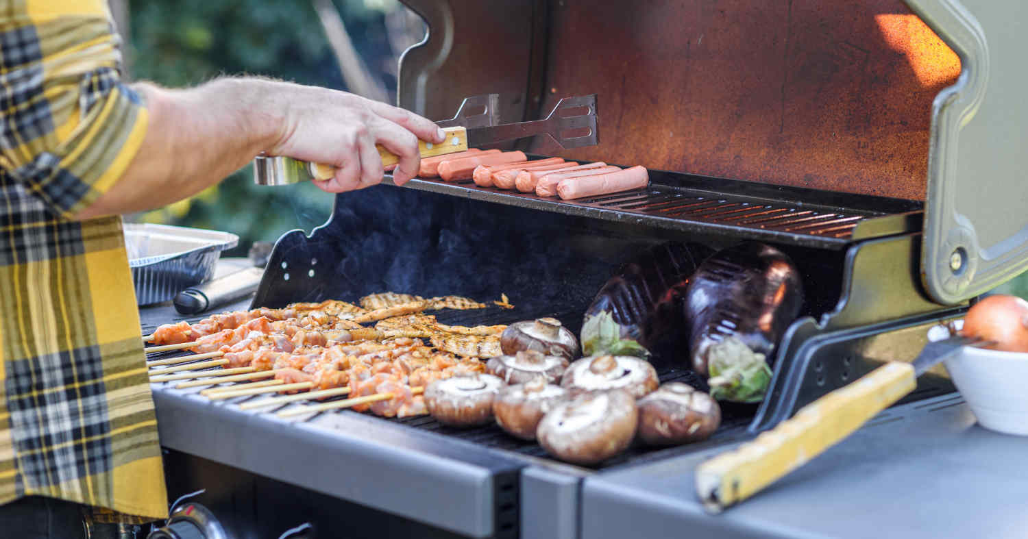 Przewodnik po wędzeniu na grillu gazowym: wszystko, co musisz wiedzieć o tej technice