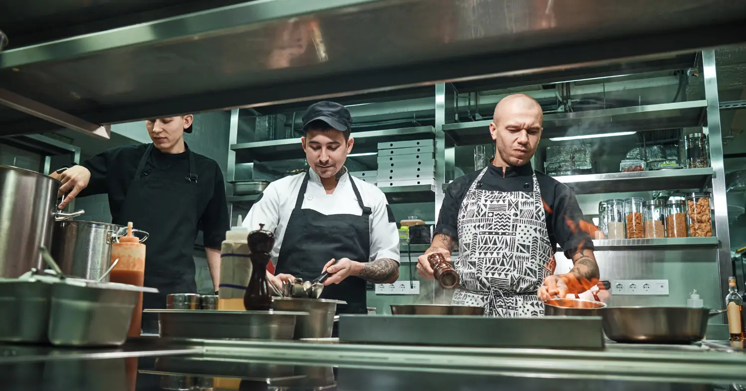 Zatrudnianie cudzoziemców w gastronomii: zezwolenia na pracę i procedury przy podjęciu pracy