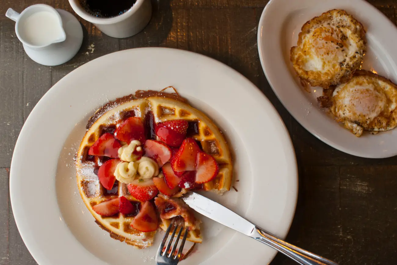 Gofry z owocami na talerzu