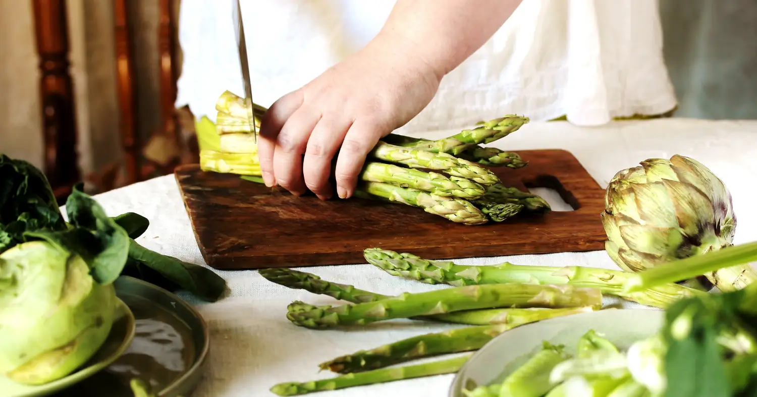 Szparagi na desce do krojenia
