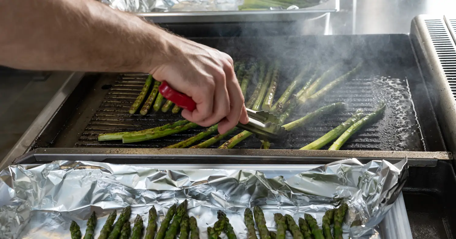 Szparagi odwracane szpatułką