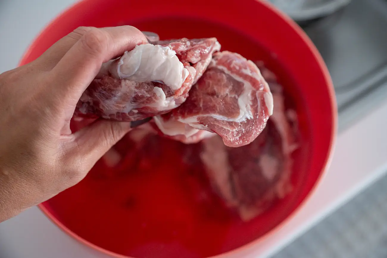 Rozmrażanie mięsa w wodzie