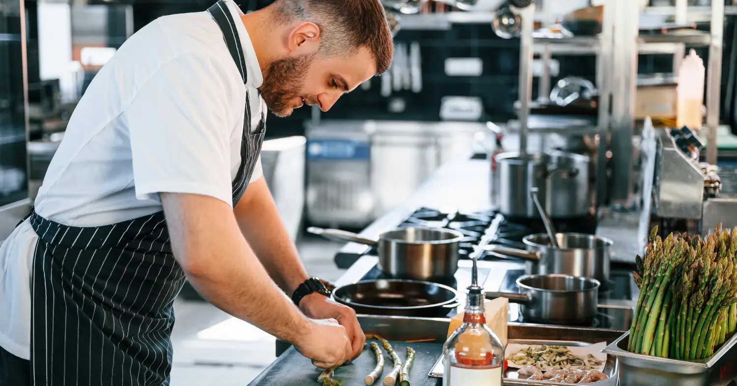 Kucharz kroi szparagi