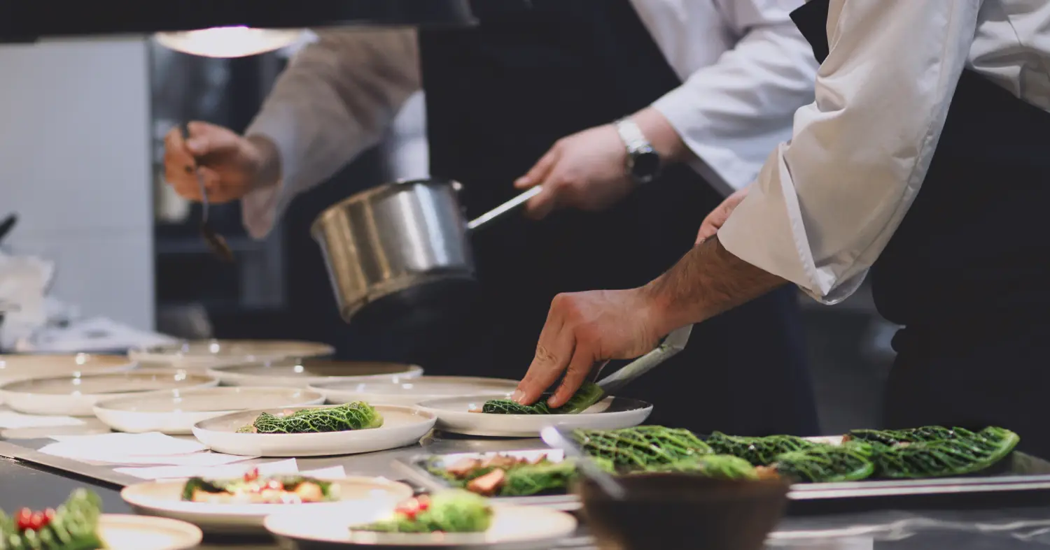 Pracownicy kuchni dają o czystość wydawanego dania