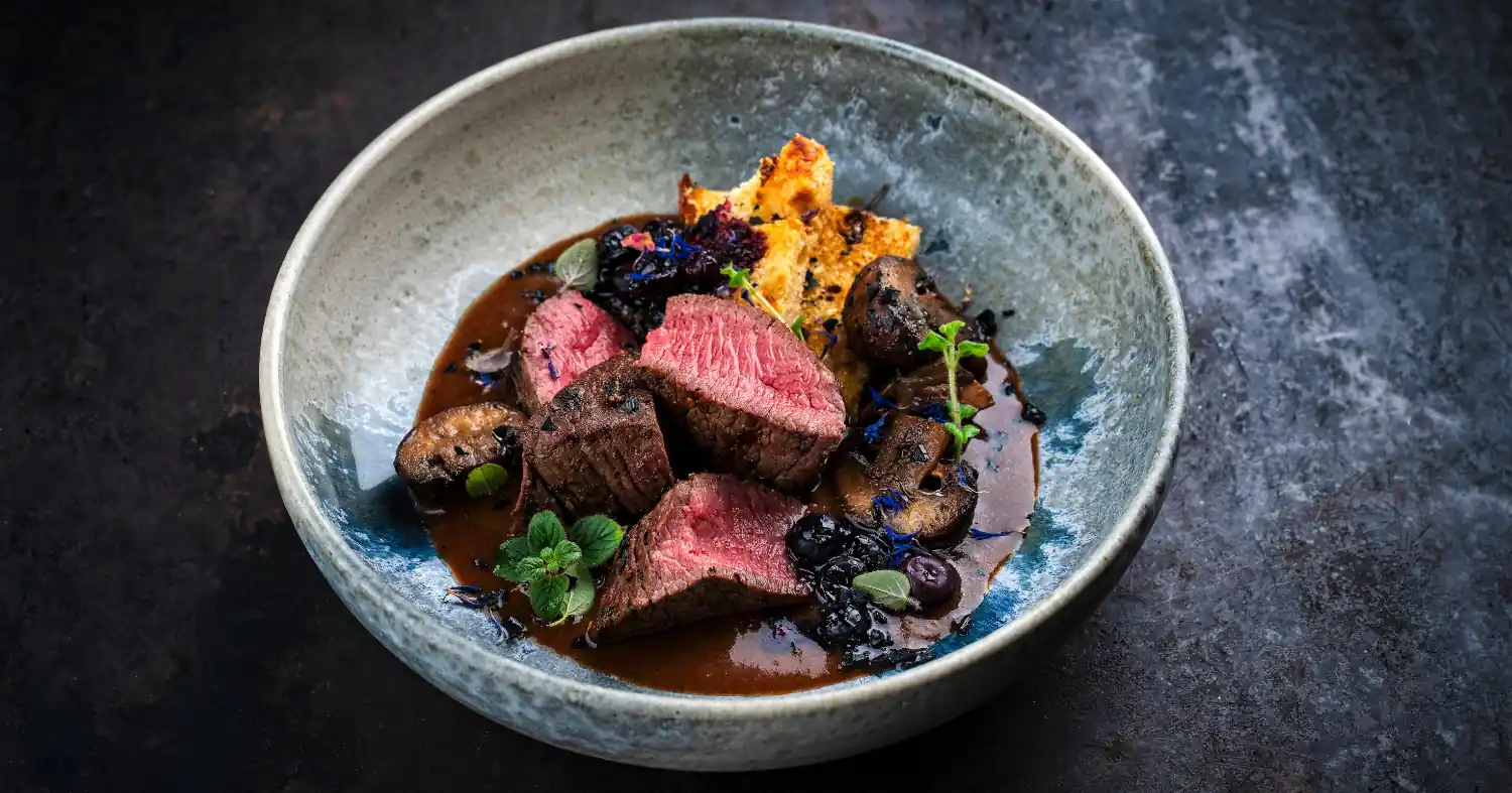 Mięso z warzywami oraz sosem jus na talerzu