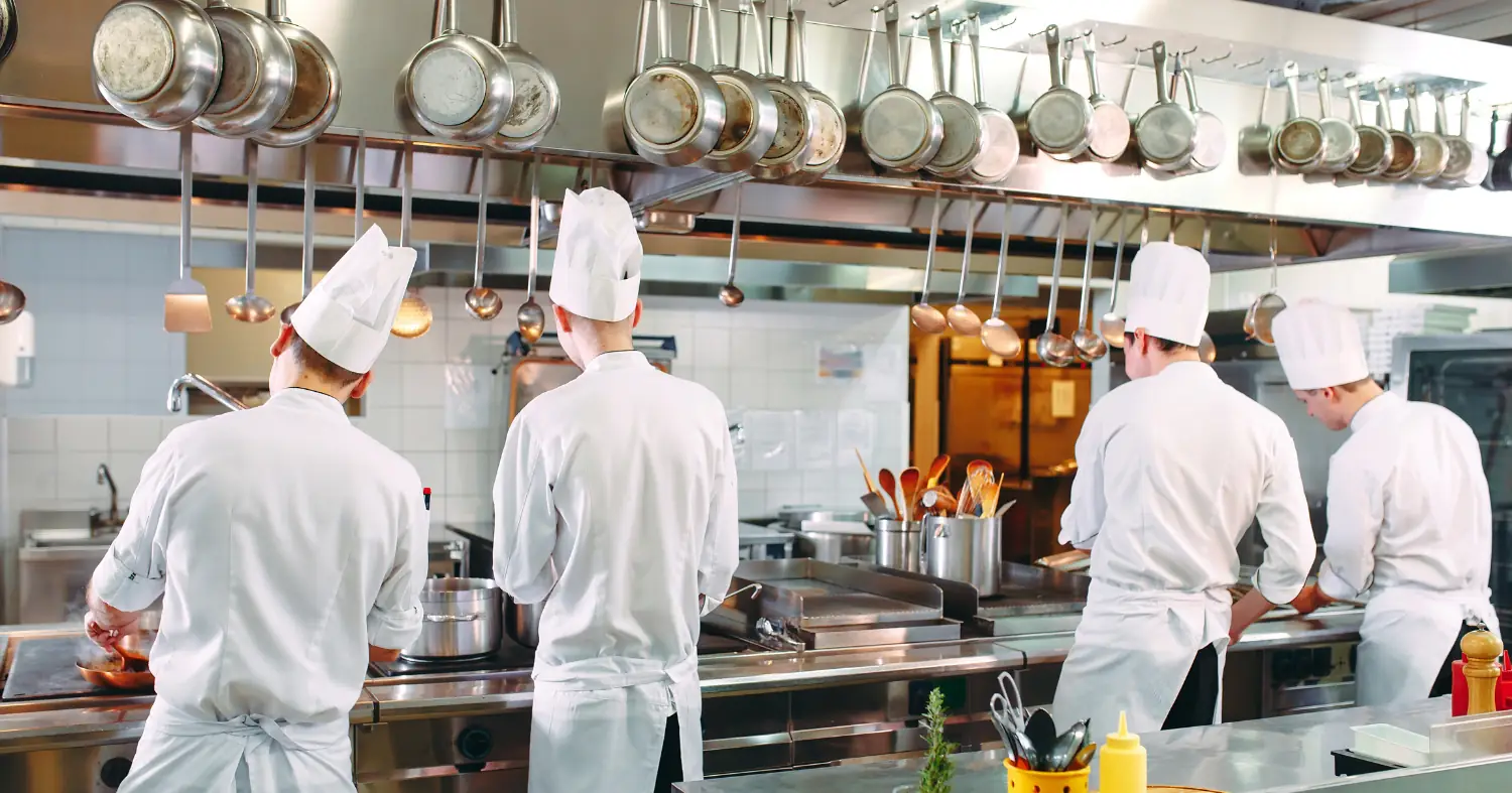 Pracujący kucharze w kuchni 