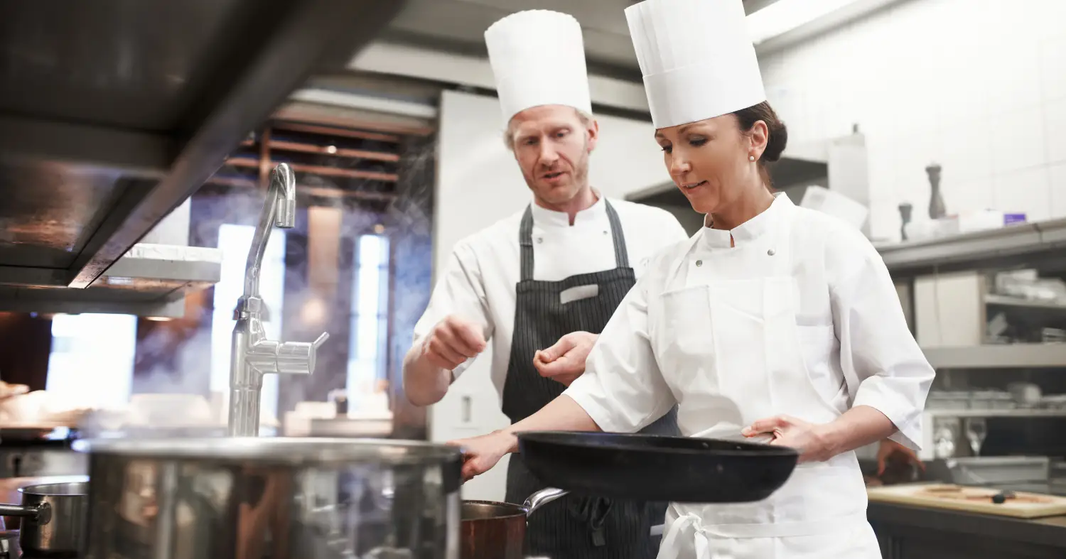 Kucharze w kuchni przygotowujący danie