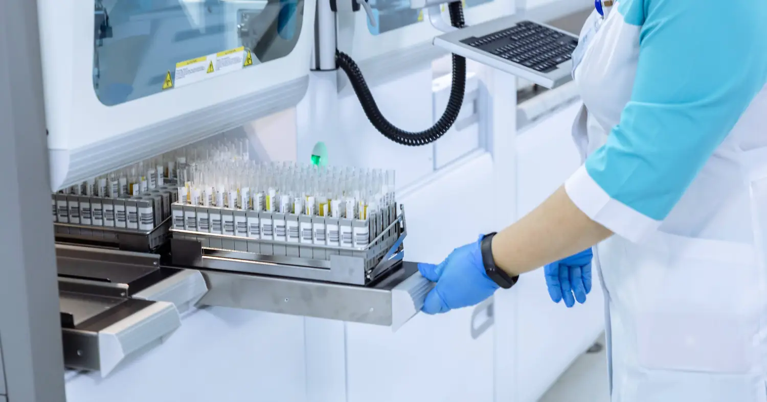 Pracownicy w laboratorium z próbkami