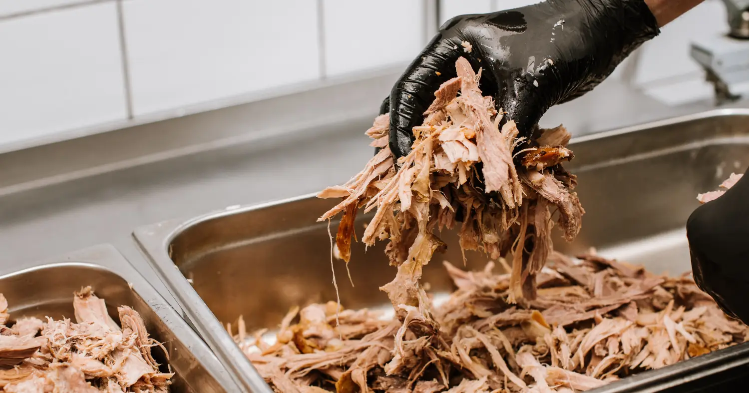 Mężczyzna przygotowujący mięso 