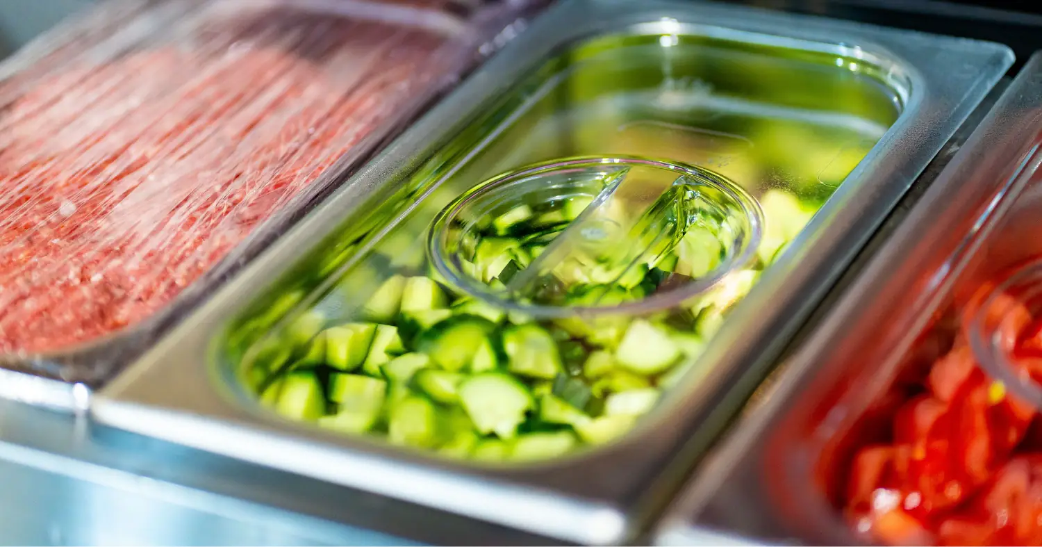 pojemnik gastronomiczny wypełniony produktami 