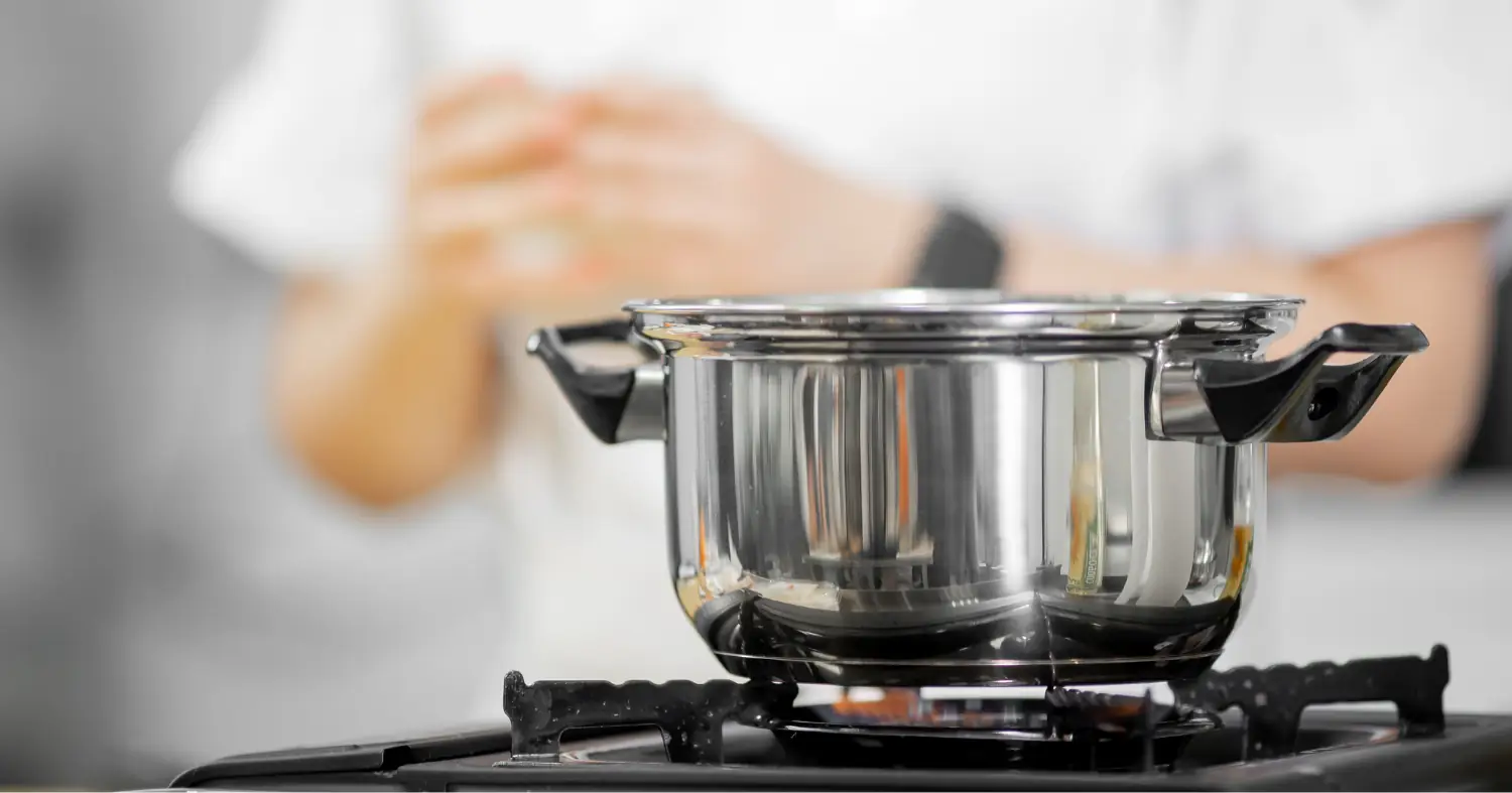 metalowy garnek w profesjonalnej kuchni