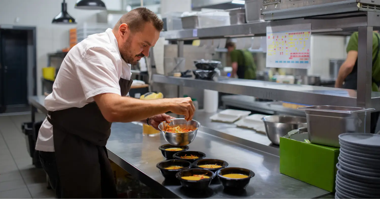 szef kuchni przygotowuje danie na wynos 