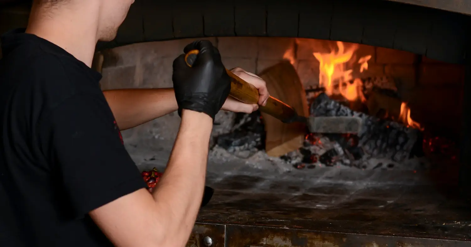 kucharz sprawdza piec