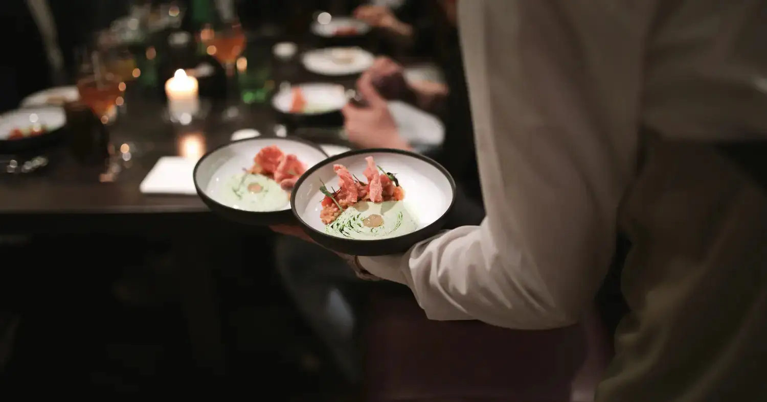 kelner z daniami idzie do gości