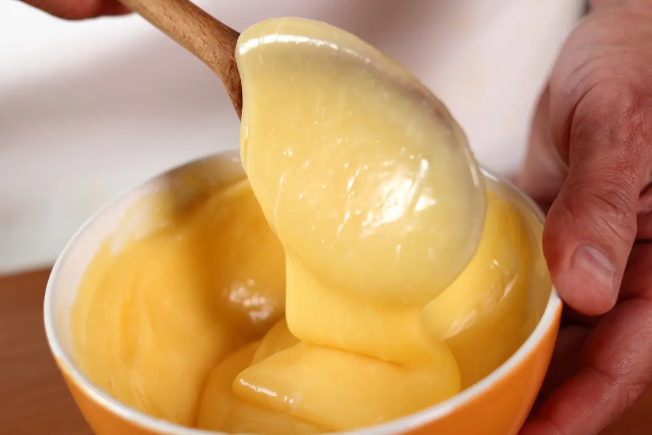 Emulgacja – gęsty krem mieszany drewnianą łyżką w misce.