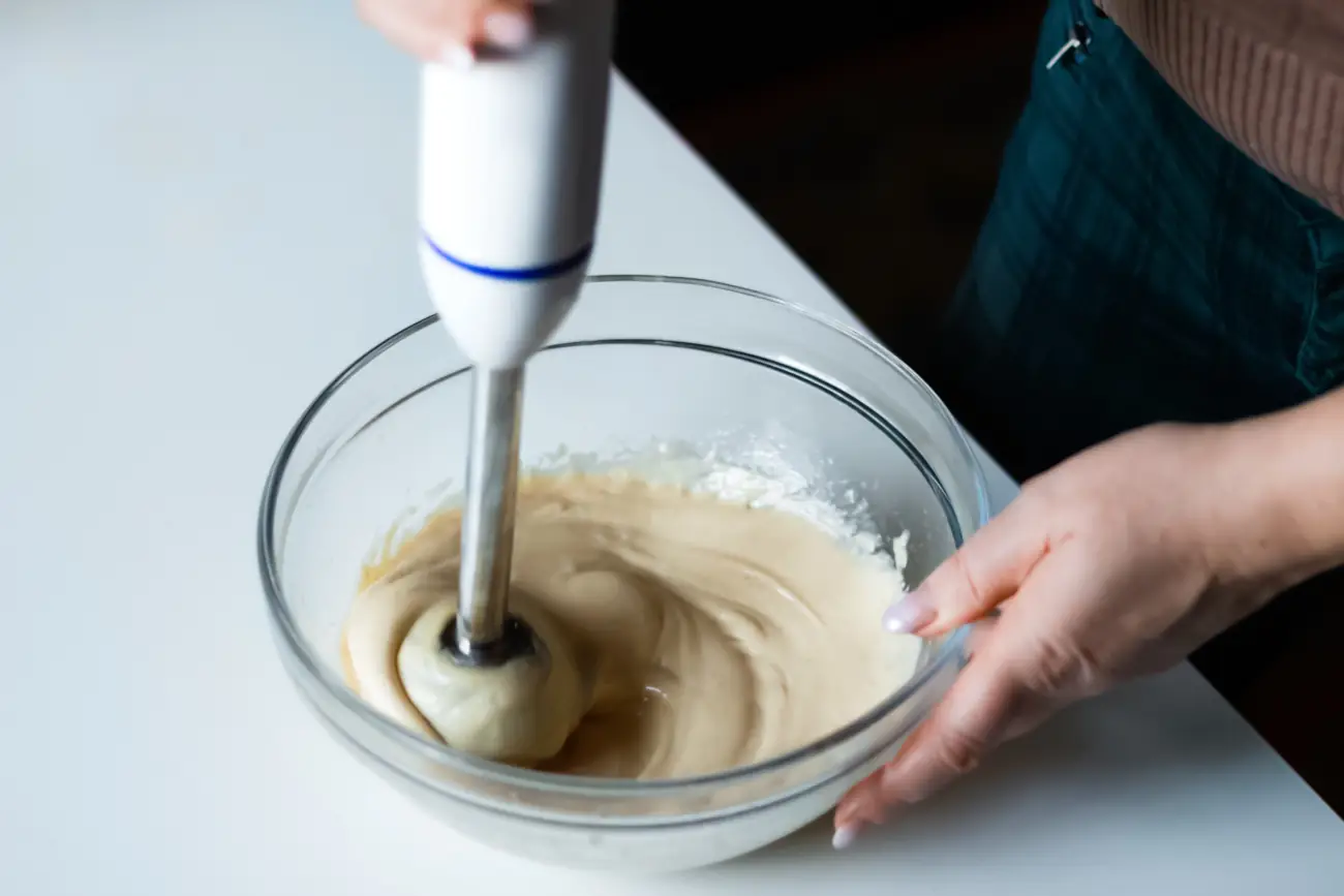 Emulgacja – miksowanie składników blenderem ręcznym w szklanej misce.