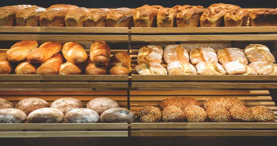 Chleby w piekarni na półce