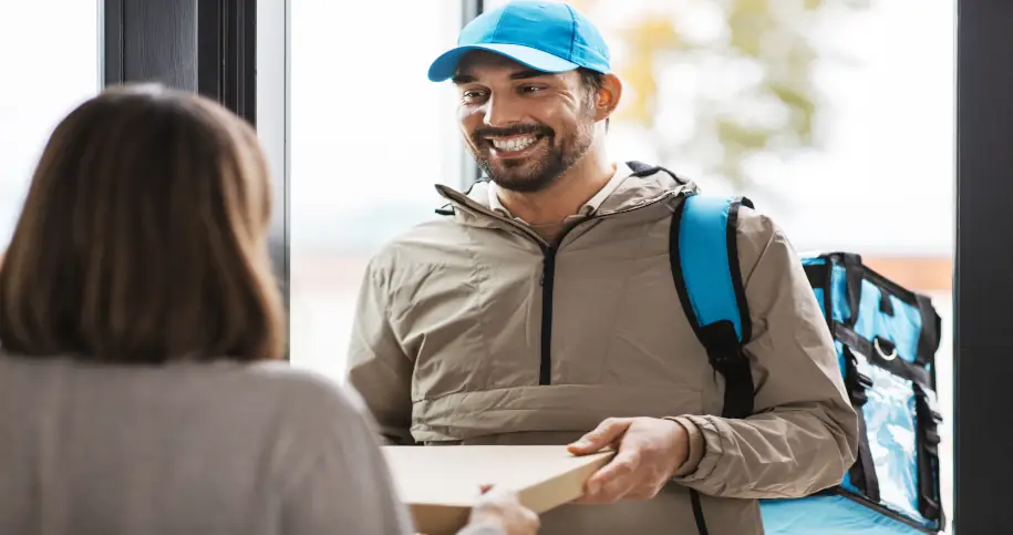 Mężczyzna dostarczający pizzę kobiecie