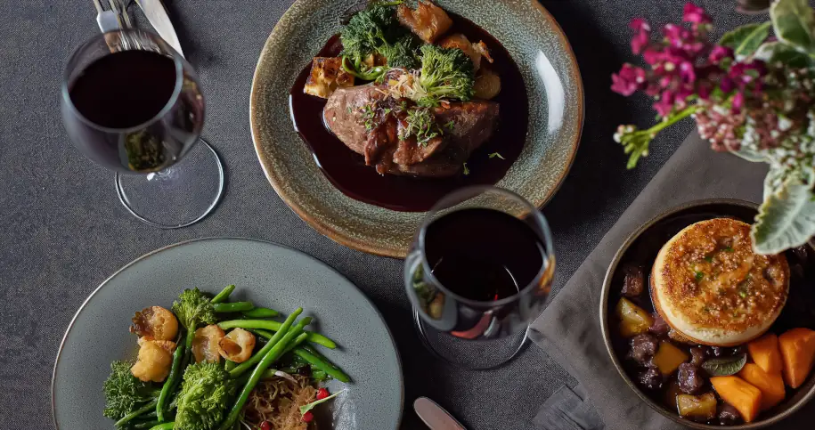 Dania na stole z czerwonym winem