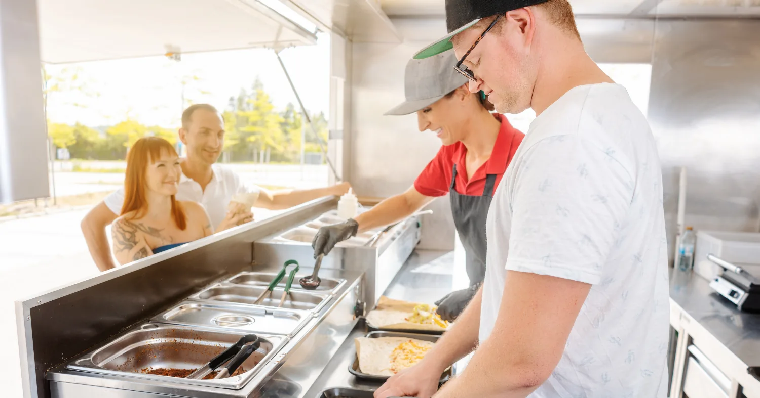 Pracownicy z klientami foodtruck