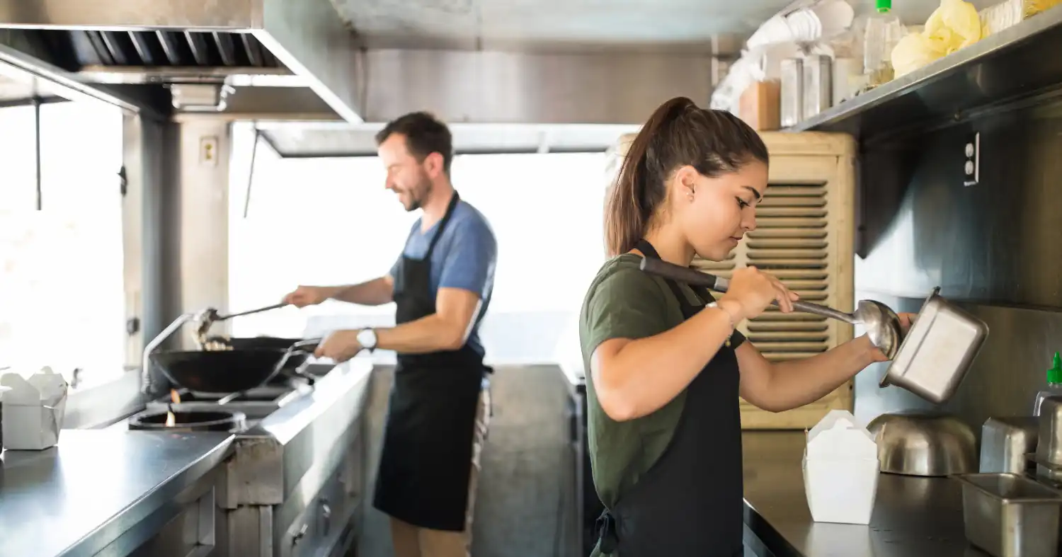 Pracownicy foodtrucka