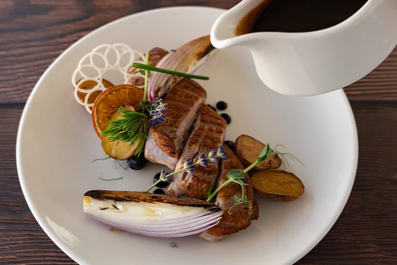 Porcelana stołowa Bonna z daniem gourmet i sosem nalewanym z sosjerki