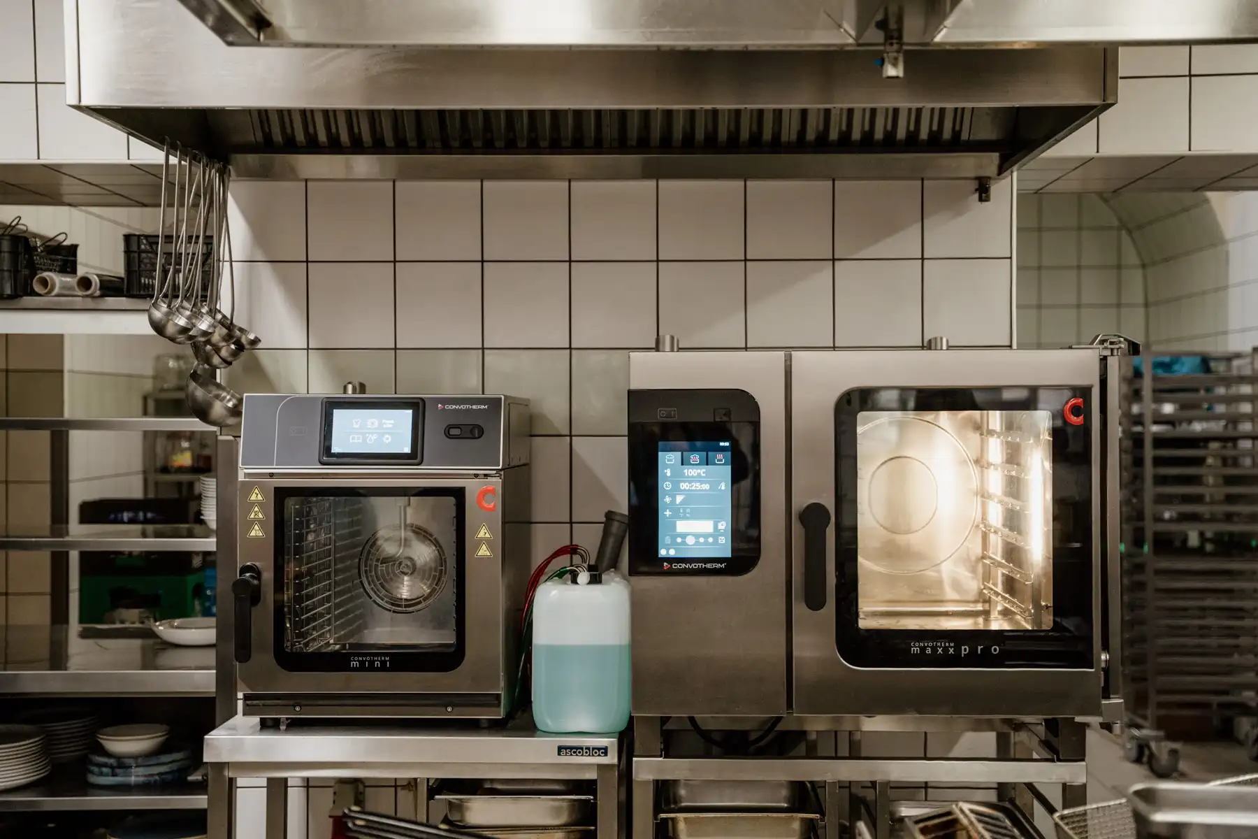 Piece konwekcyjno-parowe Convotherm w kuchni Kamienicy Konczakowskich, profesjonalne zaplecze gastronomiczne restauracji.