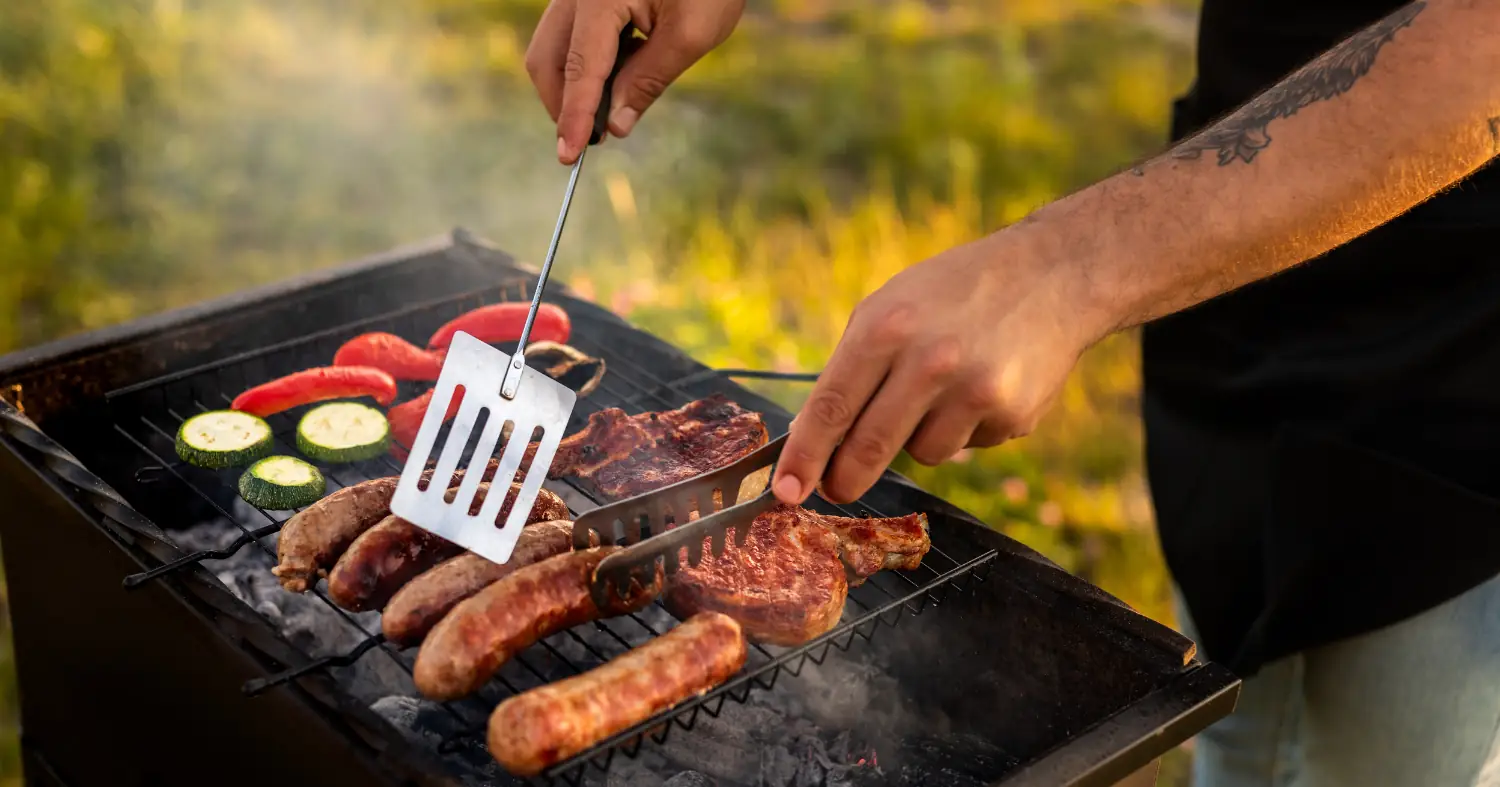 kiełbasy i warzywa na grillu