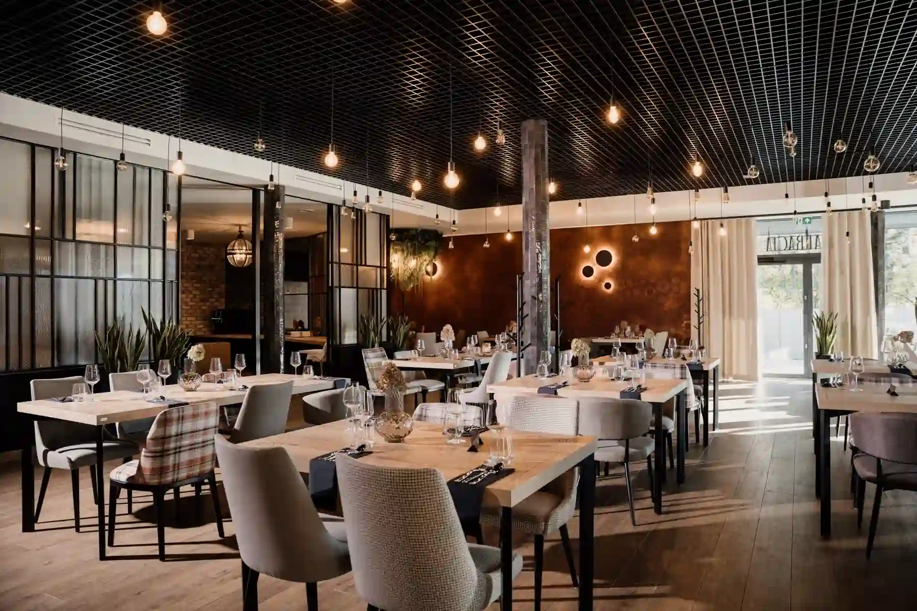 Wnętrze restauracji Rudy Las z salą restauracyjną.