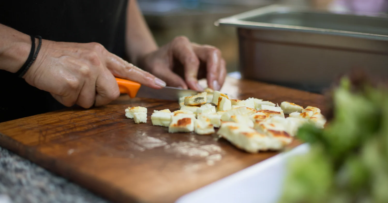 krojenie sera halloumi