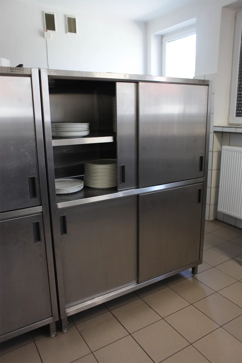 Szafa przelotowa ze stali nierdzewnej z drzwiami przesuwnymi – higieniczne przechowywanie naczyń w kuchni gastronomicznej lub zmywalni.