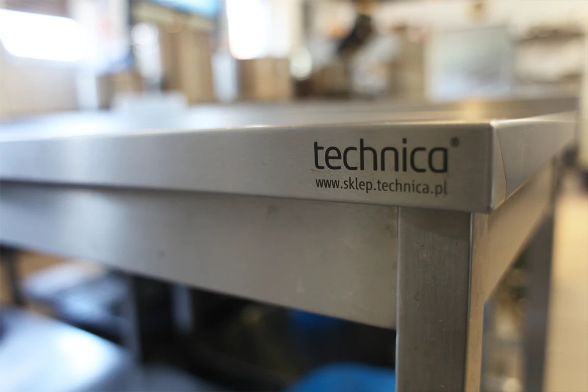 Stół roboczy ze stali nierdzewnej marki Technica – trwałe i higieniczne wyposażenie zaplecza kuchni gastronomicznej.