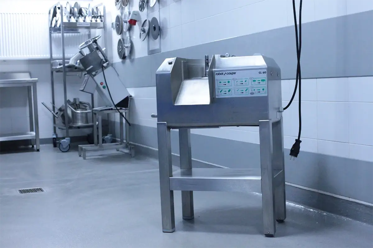 Profesjonalna szatkownica gastronomiczna Robot Coupe CL 60 z podajnikiem, przeznaczona do intensywnego użytkowania w kuchniach zbiorowego żywienia.