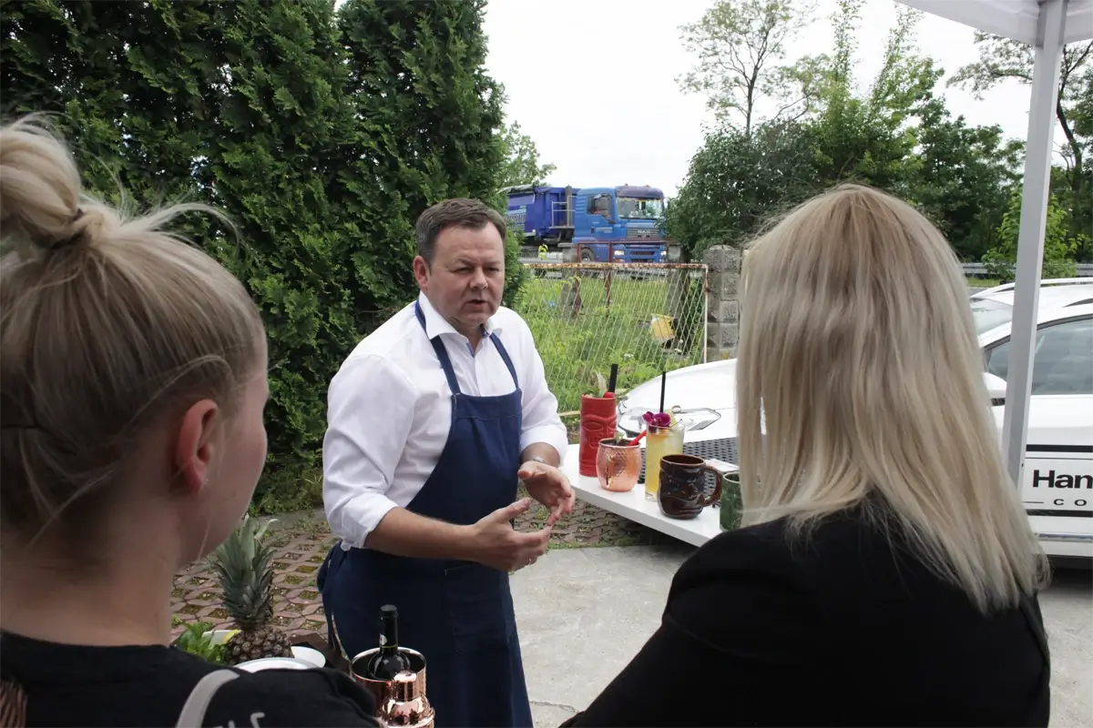 Profesjonalna frytownica gastronomiczna z dwiema komorami i koszami do smażenia, wykonana ze stali nierdzewnej, ustawiona na blacie kuchennym.