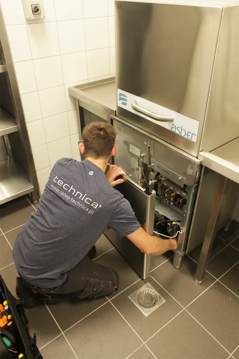 Serwisant Technica podczas montażu zmywarki gastronomicznej Asber.
