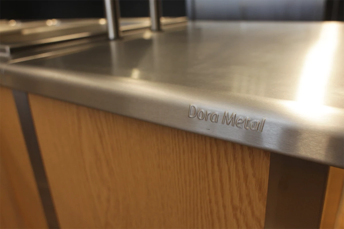 Blat roboczy ze stali nierdzewnej z grawerowanym logo Dora Metal.