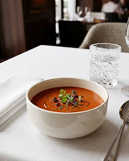 iska porcelanowa sztaplowana w profesjonalnej aranżacji stołu restauracyjnego premium z białą zastawą.