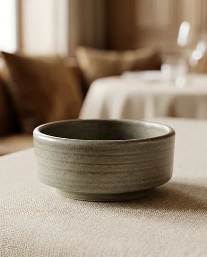 Porcelanowa miska BONNA  w eleganckim nakryciu stołu restauracyjnego.