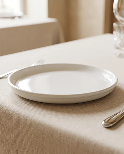 orcelana Bonna na restauracyjnym stole w eleganckiej aranżacji, podkreślającej nowoczesne wzornictwo, trwałość oraz premium jakość zastawy stołowej.