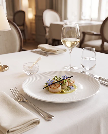 orcelana Bonna na restauracyjnym stole w eleganckiej aranżacji, podkreślającej nowoczesne wzornictwo, trwałość oraz premium jakość zastawy stołowej.